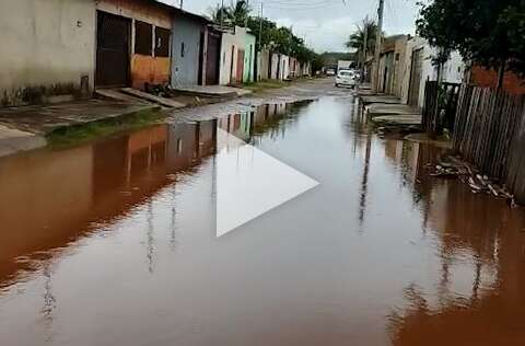 Chuva entope tubulação, alaga bairros de Corumbá, e casas são atingidas