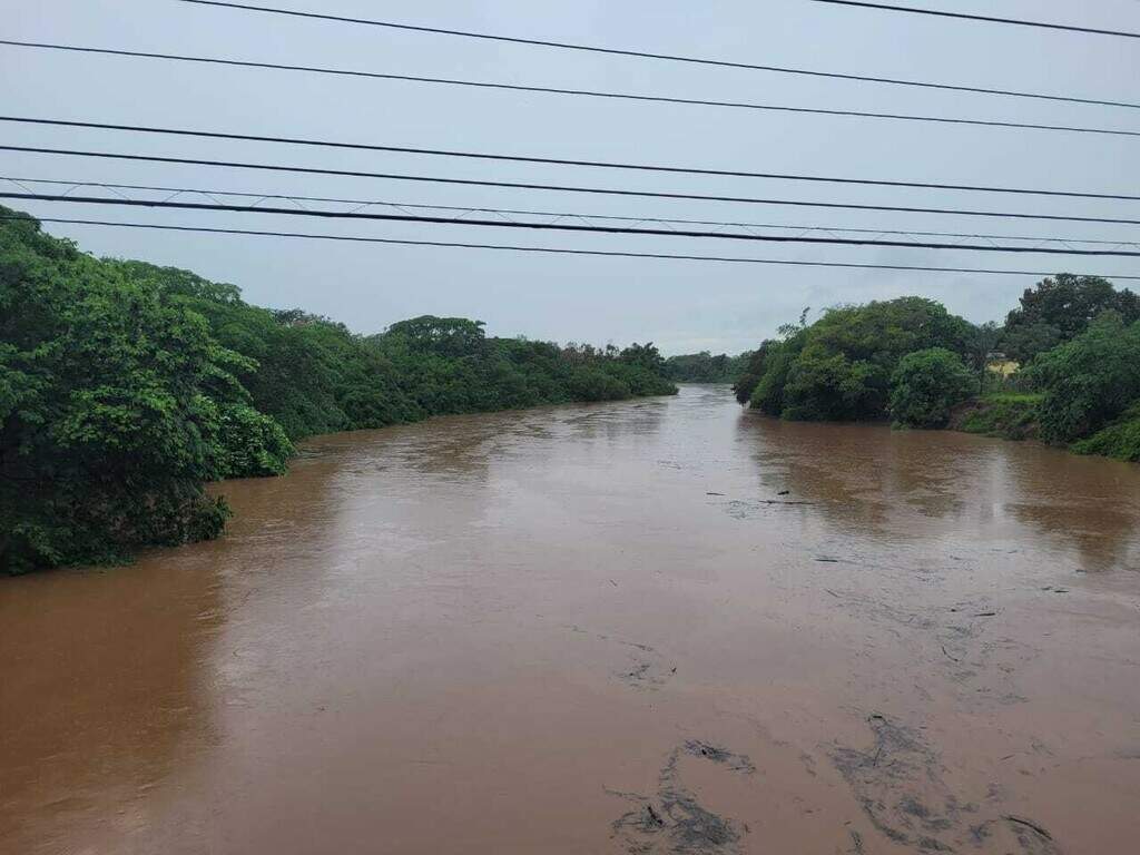 Chuva não dá trégua e moradores de Aquidauana sofrem água caindo do