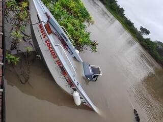 Lancha afundada no Rio Miranda, na região do Passo do Lontra, em Corumbá. (Foto: Direto das Ruas)