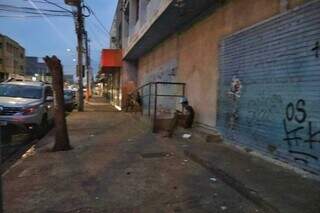 Dependentes químicos em frente ao prédio de antigo laboratório (Foto: Paulo Francis)