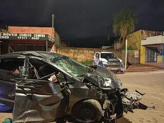 Carro destruído após colisão no Aero Rancho. (Foto: Direto das Ruas)