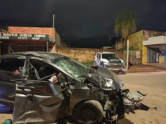 Bandidos roubam carro de enfermeira que sa&iacute;a de UPA, fogem e colidem em muro
