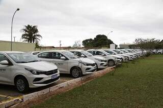 Carros entregues a Agraer nesta quinta-feira, no Sinterpa, em Campo Grande (Foto: Kísie Ainoã)