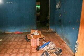 Casa estava praticamente sem móveis, vendidos para manter vício do agressor (Foto: Direto das Ruas)
