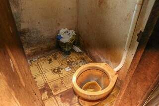 Banheiro da residência sem condições de uso (Foto: Direto das Ruas)