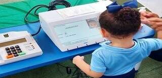 Presença de crianças nas seções eleitorias não é proibida (Foto: TSE)