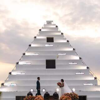 Casal ao lad da pirâmide, principal atração da comunidade. (Foto: Marcus Moriyama)