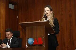 Pronunciamento da vice-presidente da OAB/MS Camila Bastos. (Foto: Alex Machado)