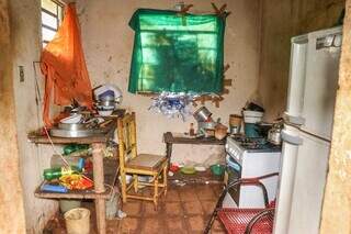 Cozinha da casa onde idosa vivia com o filho (Foto: Direto das Ruas)