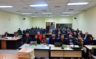 Acusados de serem “testas de ferro” de narcotraficante durante audiência no Paraguai (Foto: ABC Color)