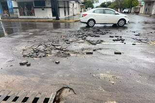 Obra em asfalto de Corumbá foi prejudicado (Foto: Divulgação)