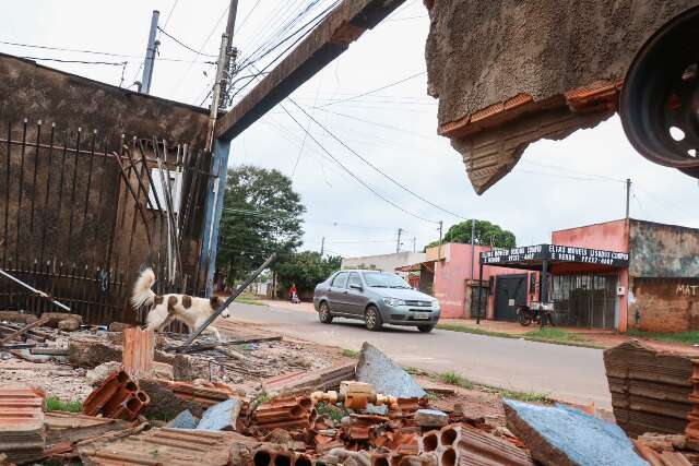Moradora que teve muro destru&iacute;do por carro roubado diz estar &quot;assustada&quot;