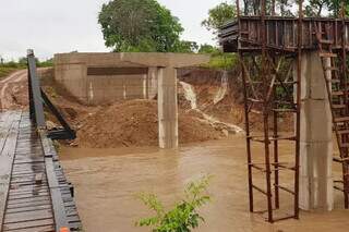 Construção de ponte de concreto foi paralisada em Rio Negro (Foto: Divulgação)