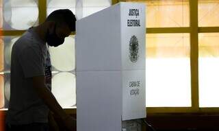 Eleitor na cabine de votação (Foto: Marcelo Camargo/Agência Brasil)