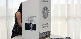 Mulher vota em cabine montada pela Justiça Eleitoral em teste. (Foto: TSE / Divulgação)