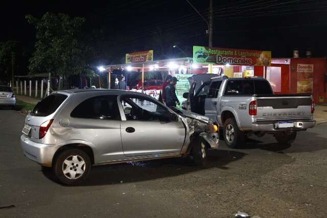 Motorista &eacute; atropelado ap&oacute;s ser arremessado de ve&iacute;culo em batida na Gunter Hans 