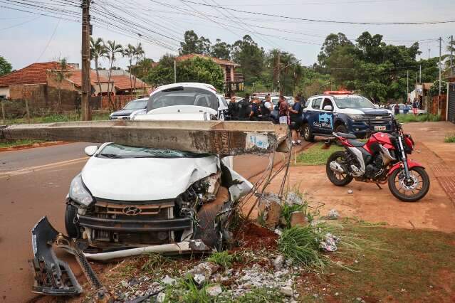 Carro que derrubou poste era usado em roubos e furtos 