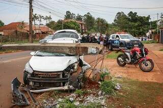 Poste foi arrancado pela força do impacto e o carro ficou com a frente destruída (Foto: Henrique Kawaminami)