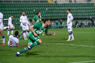 Jogadores em campo durante a partida desta noite (30). (Foto: Tiago Meneghini | ACF)