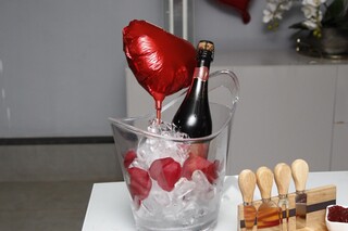 Clientes podem escolher qual bebida será servida na noite romântica. (Foto: Alex Machado)