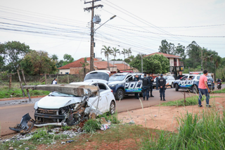 O poste caiu sobre o carro, que ficou com a frente totalmente destruída  (Foto: Henrique Kawaminami)
