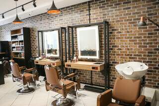 Barbearia tem ambiente moderno e aconchegante. (Foto: Henrique Kawaminami)