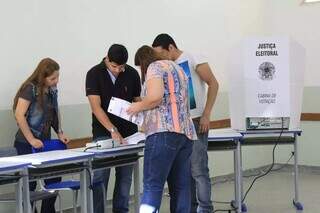 Eleitores durante votação em Campo Grande, em 2018 (Foto: Arquivo)