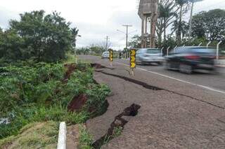 Erosão segue engolindo o asfalto da Ernesto Geisel perto do Ginásio Guanandizão. (Foto: Marcos Maluf)
