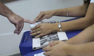 Eleitor usa a biometria durante votação. (Foto: Agência Brasil)
