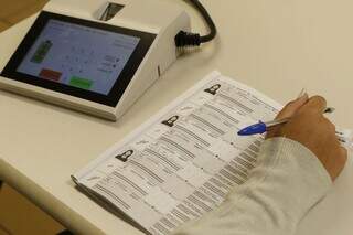 Mesário confirmando dados dos eleitores e iserindo na urna eletrônica. (Foto: Fernando Frazão/Agência Brasil)