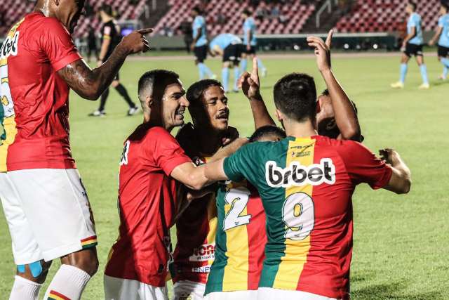 Sampaio Corr&ecirc;a domina partida e vence o Gr&ecirc;mio por 2 a 1