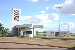 Fachada da Universidade Estadual de Mato Grosso do Sul, localizada em Campo Grande (Foto: Paulo Francis)