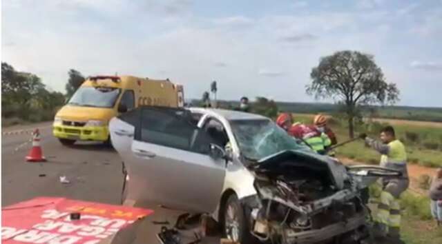 Motorista fica preso &agrave;s ferragens ao bater em carreta na BR-163