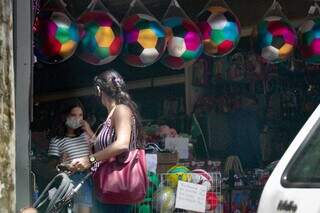 Mãe e filha olhando produtos de loja de brinquedo, em Campo Grande (Foto: Marcos Maluf)