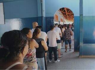 Fila para votação em 2020, em Campo Grande. (Foto: Arquivo)