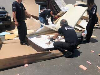 Equipe do Dracco fazendo a retirada da cocaína em um dos colchões apreendidos. (Foto: Gabrielle Tavares)