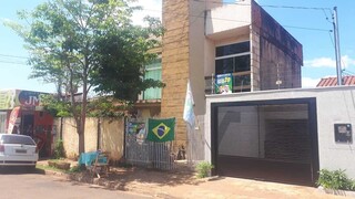 Na casa de José Alexandre, bandeiras do Brasil e de Bolsonaro. (Foto: Cleber Gellio)