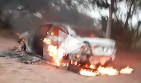 Com placas de Belo Horizonte, carro é incendiado em estrada na fronteira