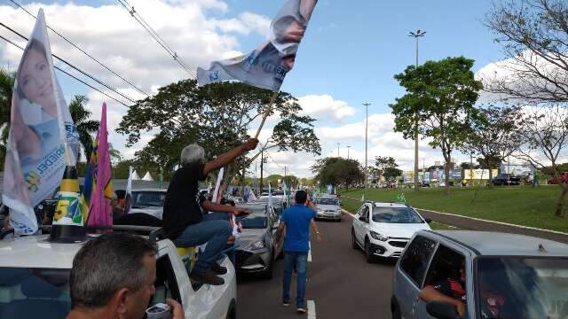 Junto e misturado: carreatas de Contar, Riedel e Bolsonaro disputam avenida