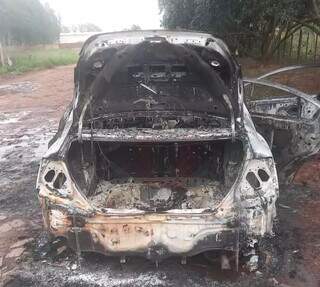 Veículo ficou totalmente destruído pelas chamas. (Foto: Direto das Ruas)