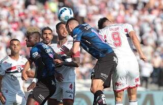 Disputa de bola durante o duelo deste sábado na Argentina. (Foto: Rubens Chiri / saopaulofc.net)