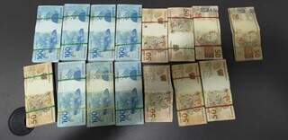 Dinheiro apreendido com homem acusado de crime eleitoral e corrupção. (Foto: Polícia Civil de Bataguassu)