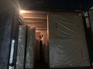Colchões já carregados no caminhão para serem transportados. (Foto: Divulgação | Dracco)