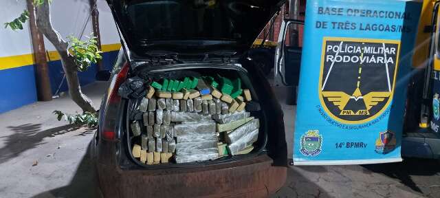 Dupla &eacute; presa com R$ 1,4 milh&atilde;o em maconha que seria levada para MG