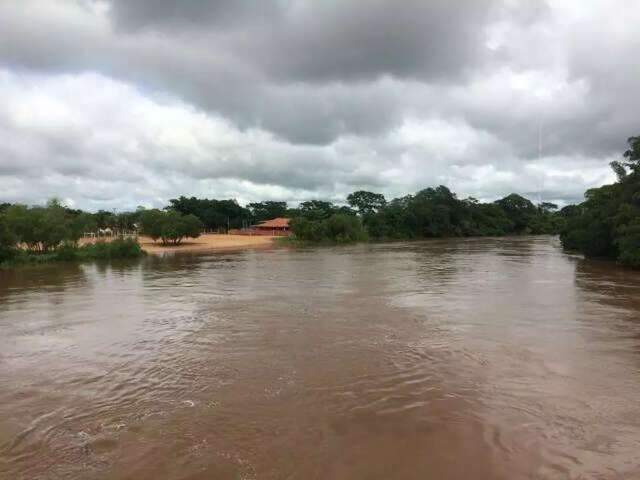 Esta&ccedil;&otilde;es mant&eacute;m alerta para aumento do n&iacute;vel das &aacute;guas de rios em MS