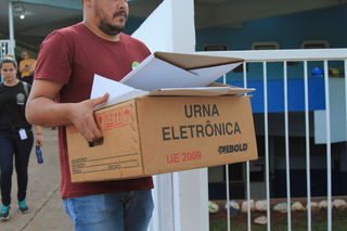 Caixa carregando urna eletrônica a ser utilizada nas eleições. (Foto: Arquivo/Campo Grande News)