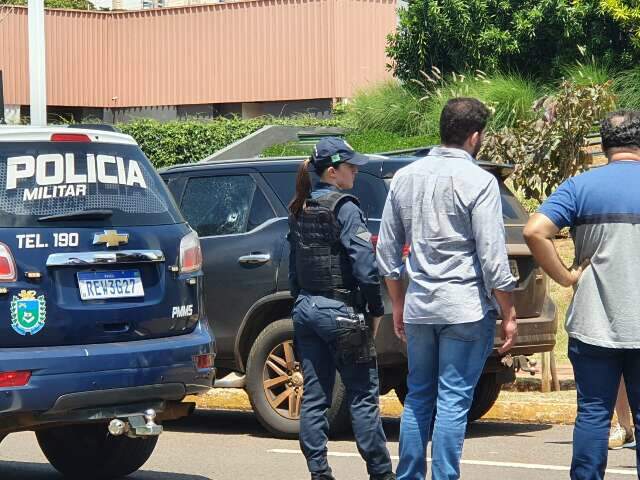 Homem &eacute; encontrado morto com tiro na cabe&ccedil;a dentro de SUV 
