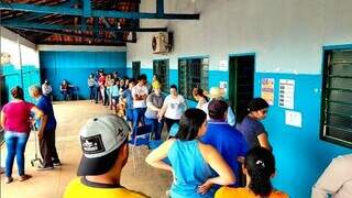 Eleitores em seção eleitoral na cidade de Antônio João, hoje. (Foto: João Josué/Antônio João News)