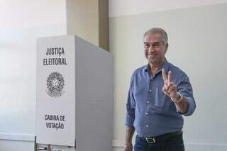 Governador do Estado, Reinaldo Azambuja, durante votação na Escola Estadual Lúcia Martins Coelho. (Foto: Marcos Maluf)