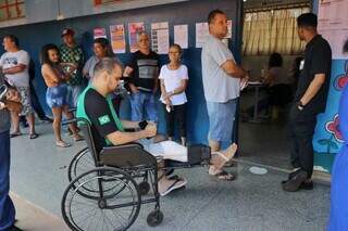 Neuza na fila de votação na escola do Parque do Lageado. (Foto: Marcos Maluf)